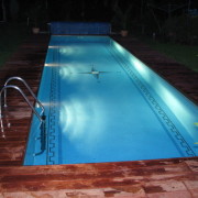 bazén s obkladem z tropického dřeva