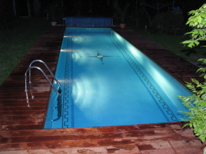 bazén s obkladem z tropického dřeva