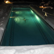 betonový bazén se slanou vodou v zimě