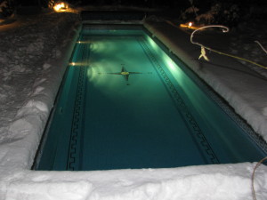 betonový bazén se slanou vodou v zimě