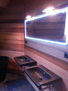 dřevěná koupelna, podsvícené zrcadlo